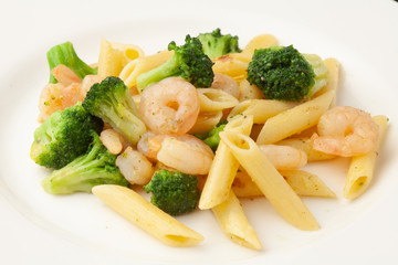 ペンネとエビとブロッコリーのガーリック炒め