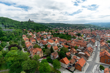 Fototapeta na wymiar Stadtansicht von Wernigerode. Blick von oben auf die Stadt