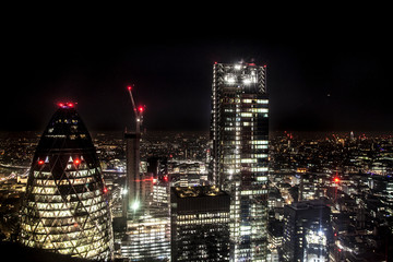 Obraz premium Vue de la City à Londres à travers un gratte ciel
