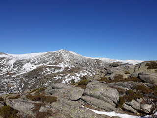 montaña nevada con cumbre de piedras