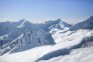 Vue aérienne de paysage montagneux enneigés dans les alpes