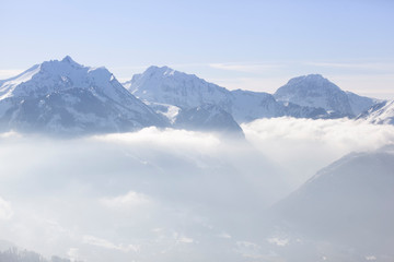 Fototapeta na wymiar Vue aérienne de paysage montagneux enneigés dans les alpes