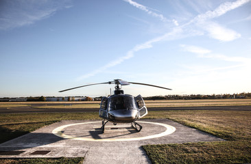 hélicoptère écureuil as-350b sur tarmac prêt au décollage