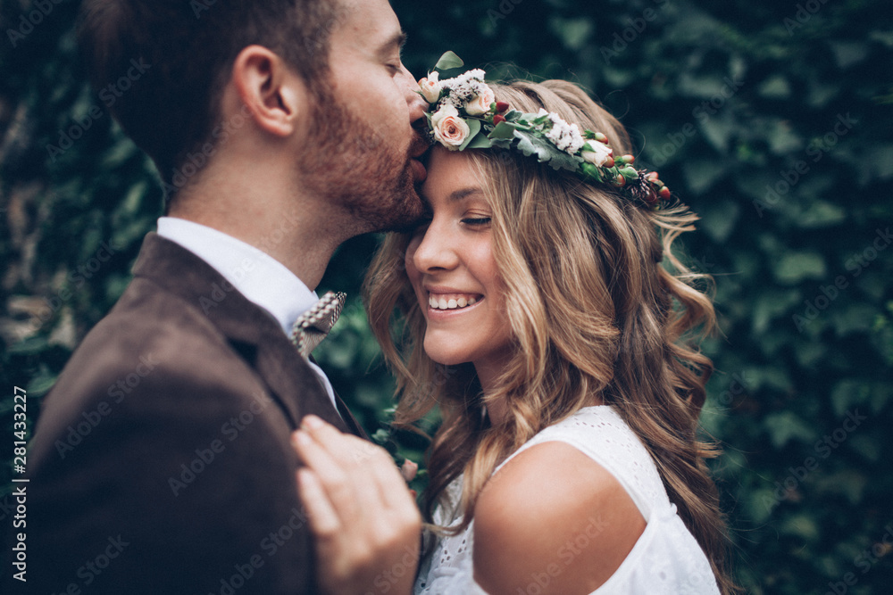 Wall mural beautiful wedding couple