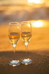 ビーチとワイングラス