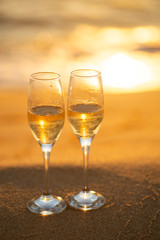 ビーチとワイングラス