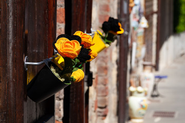 Fiori all'uncinetto che abbelliscono la strada