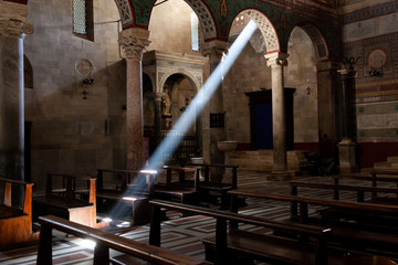 Un raggio di sole invade la chiesa