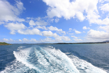 美しい沖縄の海と航跡