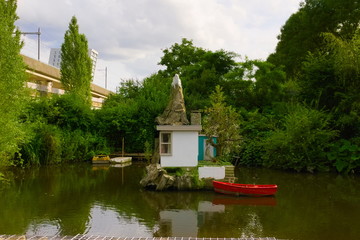 Obraz premium 30-07-2019 Amsterdam The Netherlands live size miniature house build in the middle of the pond as a art piece