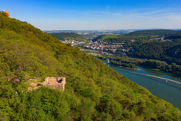Panoramaaufnahme des Rheintals bei Rüdesheim/Deutschland mit Bingen im Hintergrund