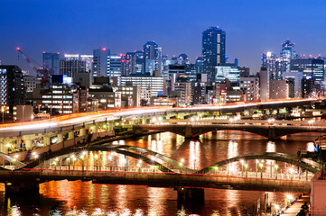Fototapeta premium Night light shot of Sumida river and Umaya Bashi - Kuramae Bashi bridge. Tokyo - Japan
