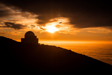 Coucher de soleil sur le MAGIC Télescope sur l'Île de La Palma aux Canaries, Espagne