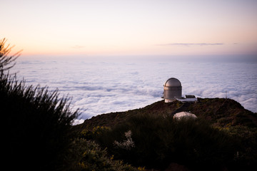 Coucher de soleil sur le MAGIC Télescope sur l'Île de La Palma aux Canaries, Espagne