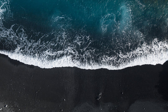 Plage volcanique sable noir drone île de La Palma aux Canaries