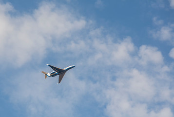 Obraz premium Avión Jet despegando hacia el cielo