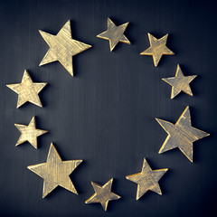 Obraz premium Golden Christmas Stars Rustic on a dark background, Copyspace,Round Frame, All around,handmade