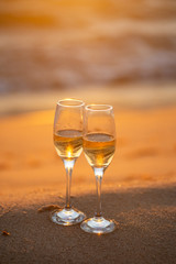 ビーチとワイングラス