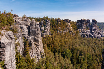 Fototapeta na wymiar Aussicht an der Basteibrücke im Elbsandsteingebirge