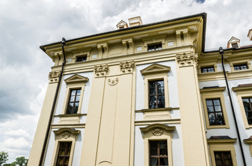 Obraz premium Castle in Slavkov with a fountain and blue sky in the background