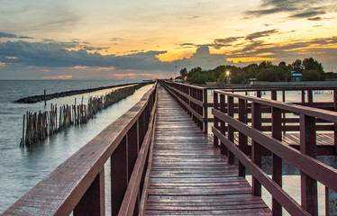 Obraz premium Beautiful of The walkway red wooden bridge in evening at Bang Khun Thian sea view, Bang Khun Thian, Bangkok.