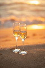 ビーチとワイングラス
