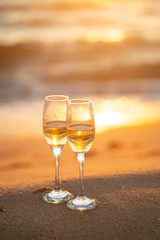 ビーチとワイングラス