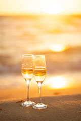 ビーチとワイングラス