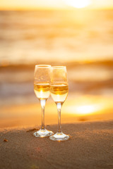 ビーチとワイングラス