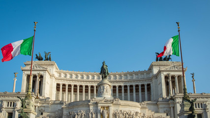 Obraz premium Monument à Victor Emmanuel II Rome italien drapeaux 