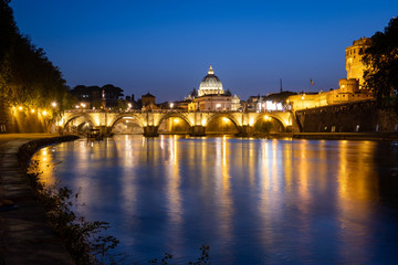 Fototapeta na wymiar Rome Basilique St Pierre Pont Saint Ange nuit ville