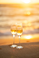 ビーチとワイングラス