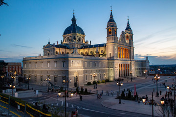 Fototapeta na wymiar Kathedrale Santa Maria la Real de La Almudena in Madrid bei Dämmerung