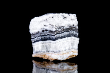 Calcit oder Kalzit Rohstein vor Hintergrund schwarz, Mineralien und Heilsteine