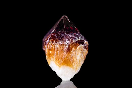 Citrin oder Zitrin Rohstein vor Hintergrund schwarz, Mineralien und Heilsteine