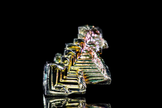 Bismut oder Wismut Erz vor Hintergrund schwarz, Element Rohstein