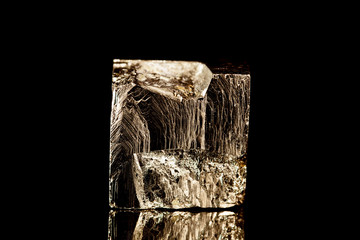 Pyrit oder Katzengold Rohstein vor Hintergrund schwarz, Mineralien und Heilsteine
