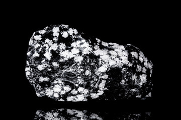 Schneeflockenobsidian Rohstein vor Hintergrund schwarz, Mineralien und Heilsteine