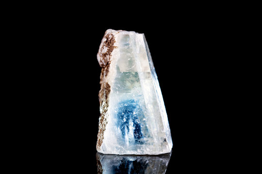 Marienglas oder Selenit Rohstein vor Hintergrund schwarz, Mineralien und Heilsteine