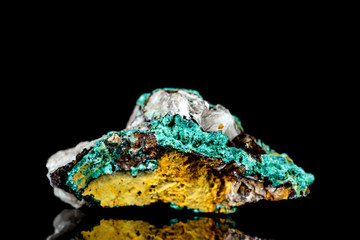 Malachit auf Muttergestein Rohstein vor Hintergrund schwarz, Mineralien und Heilsteine