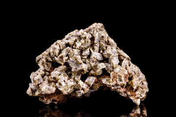 Quarz Rohstein in Braun vor Hintergrund schwarz, Mineralien und Heilsteine