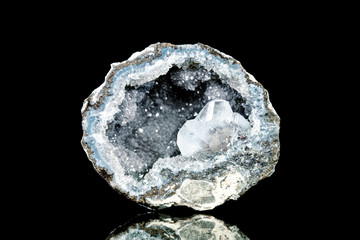 Quarzdruse oder Quarzgeode geöffnet vor Hintergrund schwarz, Quarz Druse Mineralien und Heilsteine