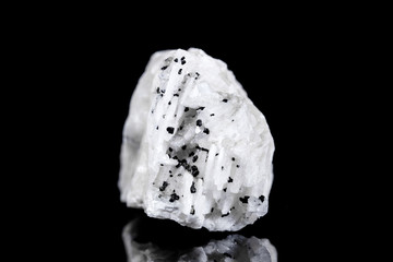 Schörl in Baryt Rohstein vor Hintergrund schwarz, Mineralien und Heilsteine