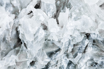 Obraz premium Hintergrund Calcit oder Kalzit in weiß, Makro Nahaufnahme Mineralien und Heilsteine