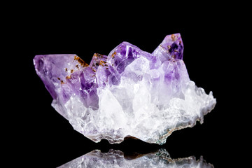 Lila Amethyst Rohstein vor Hintergrund schwarz, Mineralien und Heilsteine