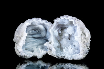 Zwei Quarzdrusen oder Quarzgeode geöffnet vor Hintergrund schwarz, Quarz Druse Mineralien und Heilsteine