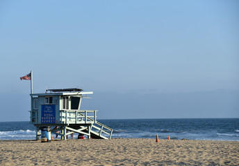 Obraz premium Lifeguard hut on the beach in the afternoon