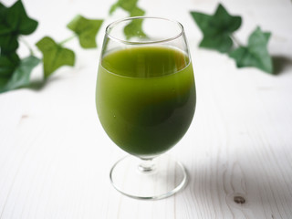 白い木目のテーブルに置かれた野菜ジュース