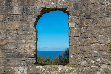 Fototapeta na wymiar Aussichtsfenster in einer Steinwand mit Meerblick