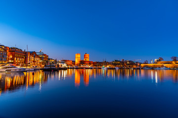 Night view of town hall in oslo viewed behind the port, Norway - obrazy, fototapety, plakaty
